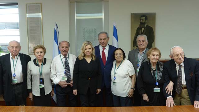 PM Netanyahu and his wife with this year's torch lighters (Credit: GPO)