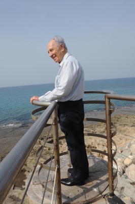Simon Peres (Credit: Mark Neyman, GPO)